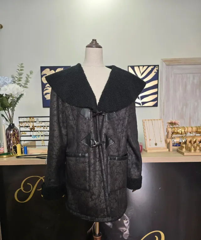 Abrigo negro con borreguito