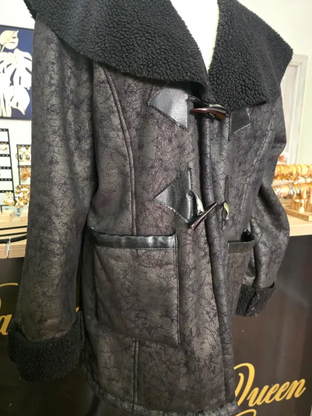 Abrigo negro con borreguito