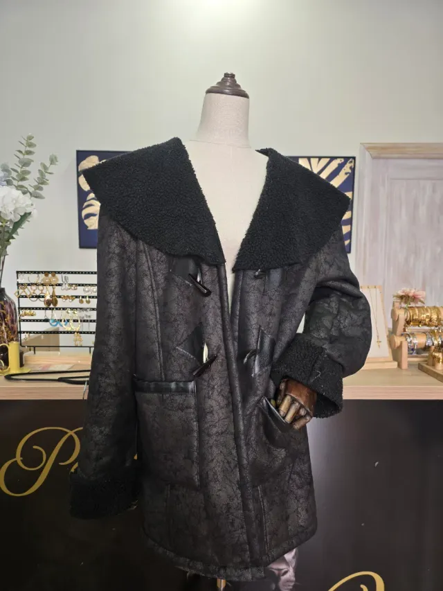 Abrigo negro con borreguito