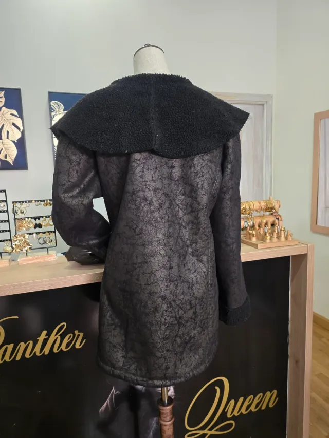 Abrigo negro con borreguito