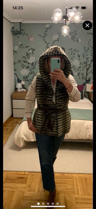 Chaleco pelo sintético con cinturón