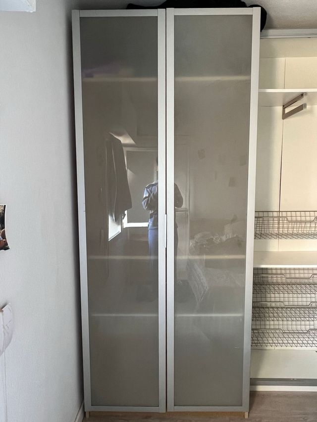 Grande armadio in legno, metallo e vetro