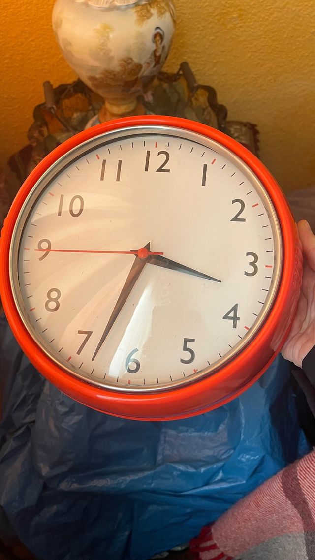 Reloj de pared rojo
