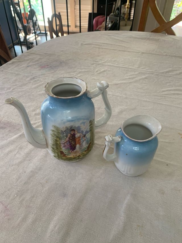 Tetera de porcelana con escena celestial