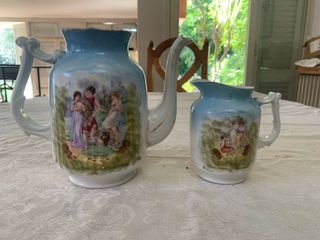 Tetera de porcelana con escena celestial