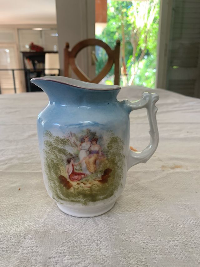 Tetera de porcelana con escena celestial