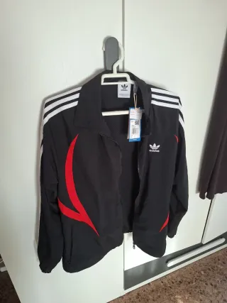 Chaqueta Adidas Negra y Roja