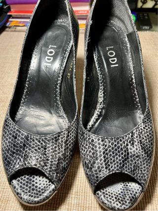 Zapatos Lodi piel gris estilo pitón tacón