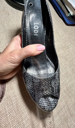 Zapatos Lodi piel gris estilo pitón tacón