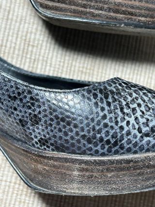 Zapatos Lodi piel gris estilo pitón tacón