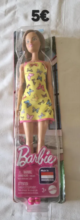 Muñeca Barbie con vestido amarillo y mariposas