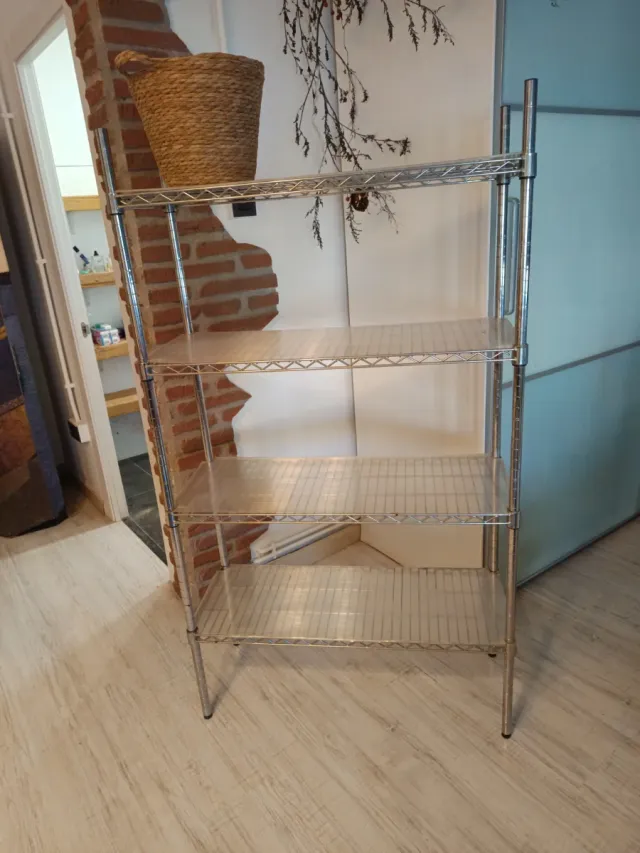 Estantería Metálica sin marca de cuatro baldas.