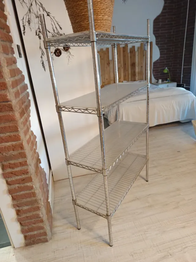 Estantería Metálica sin marca de cuatro baldas.