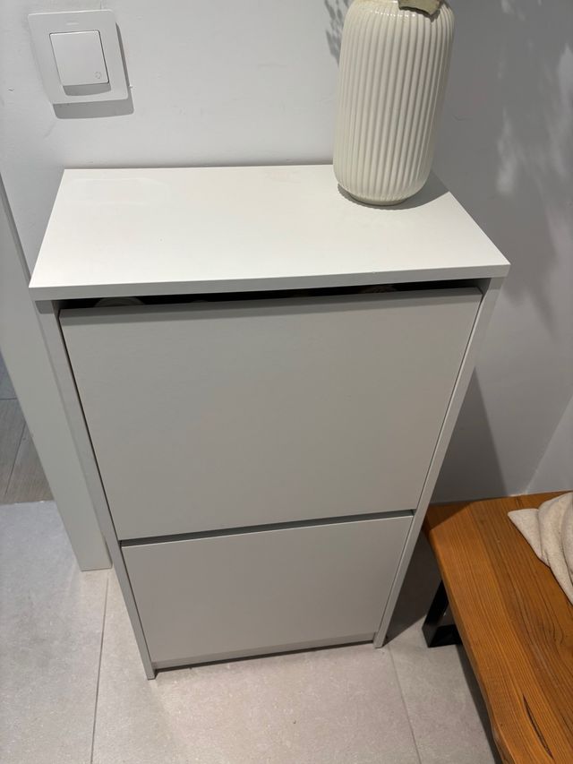 Zapatero de madera beige y blanco