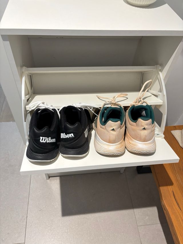 Zapatero de madera beige y blanco