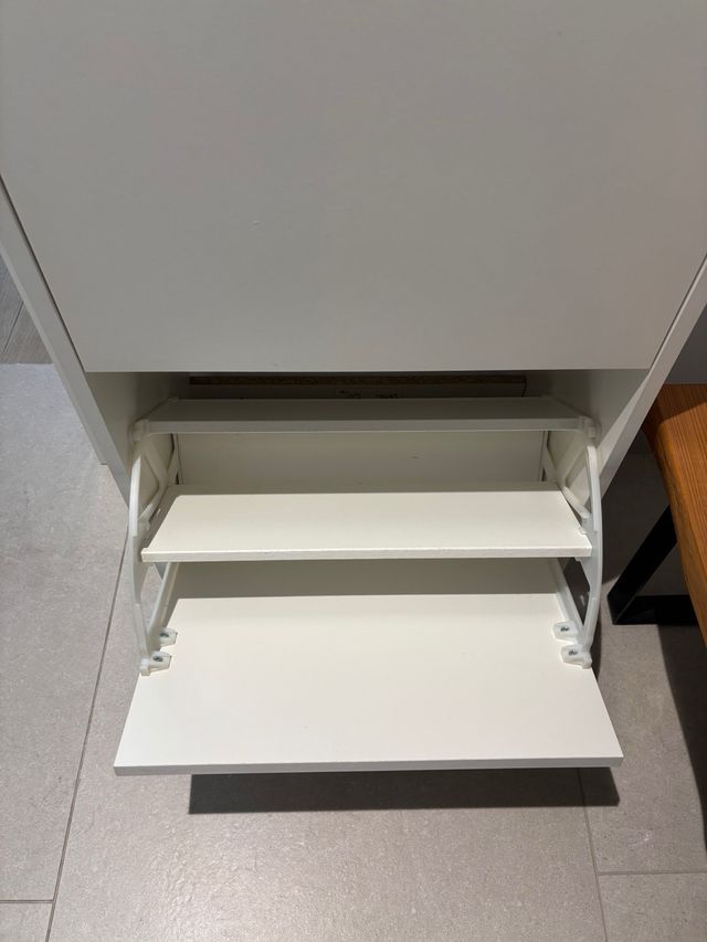 Zapatero de madera beige y blanco