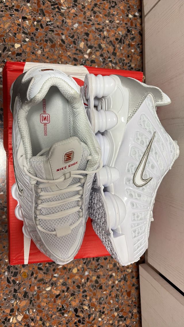 Nike Shox Blancas y Plateadas