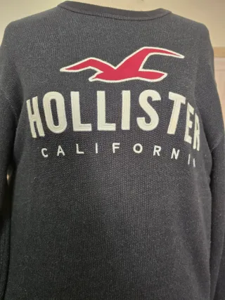 Sudadera Hollister Negra con Logo Rojo