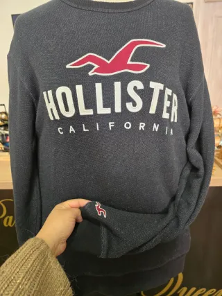 Sudadera Hollister Negra con Logo Rojo