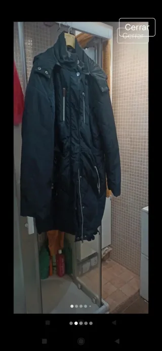 Abrigo parka acolchada negra