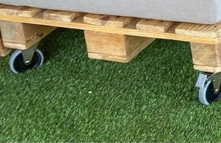 Sofa de palets con ruedas y conjunto de cojines