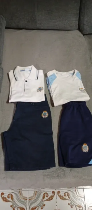 Chaqueta deportiva azul con escudo