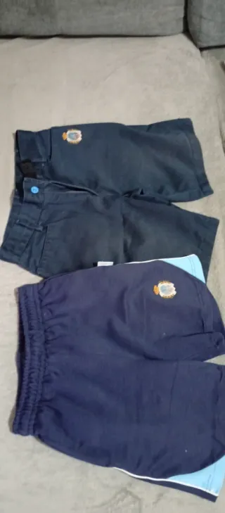 Chaqueta deportiva azul con escudo