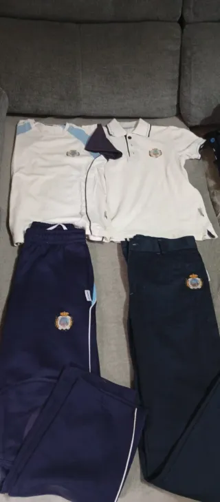 Chaqueta deportiva azul con escudo