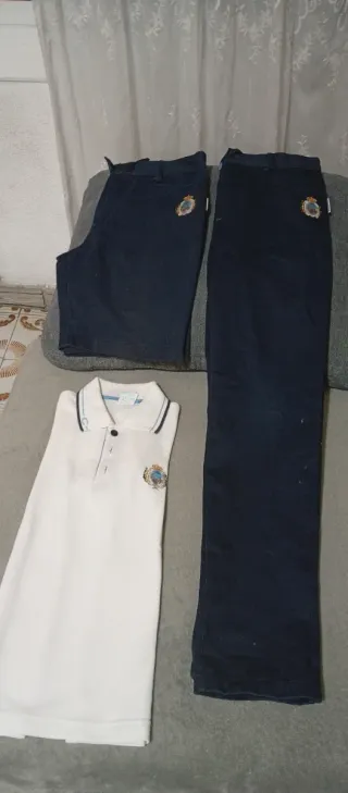 Chaqueta deportiva azul con escudo