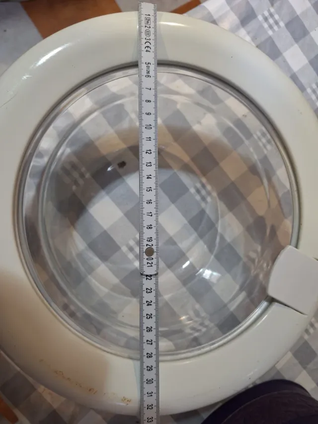 Puerta Lavadora, le falta la bisagra.