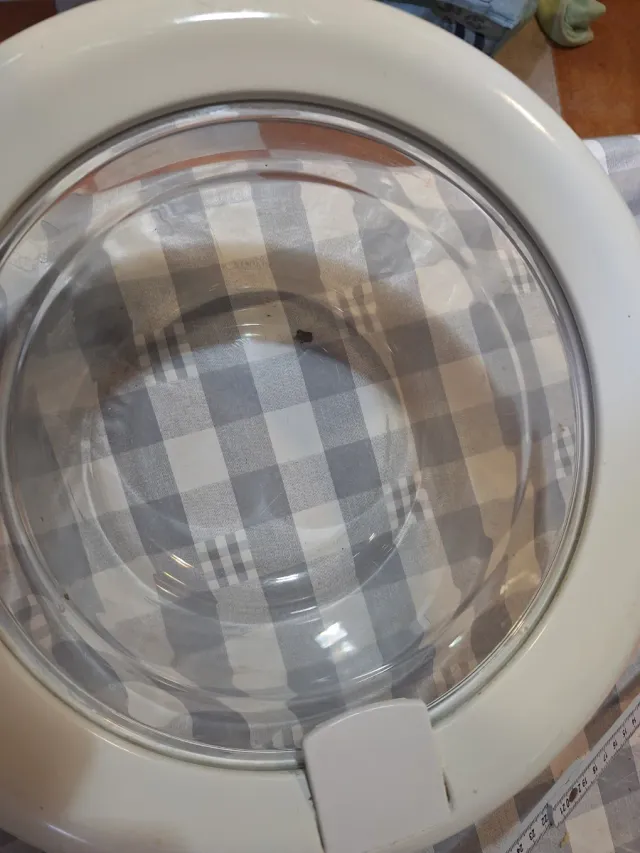 Puerta Lavadora, le falta la bisagra.