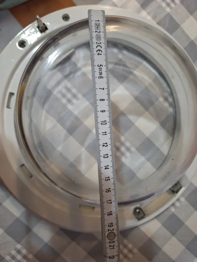 Puerta Lavadora, le falta la bisagra.