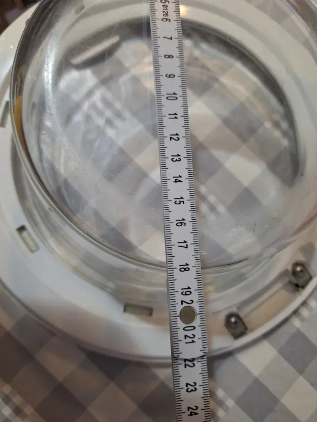 Puerta Lavadora, le falta la bisagra.