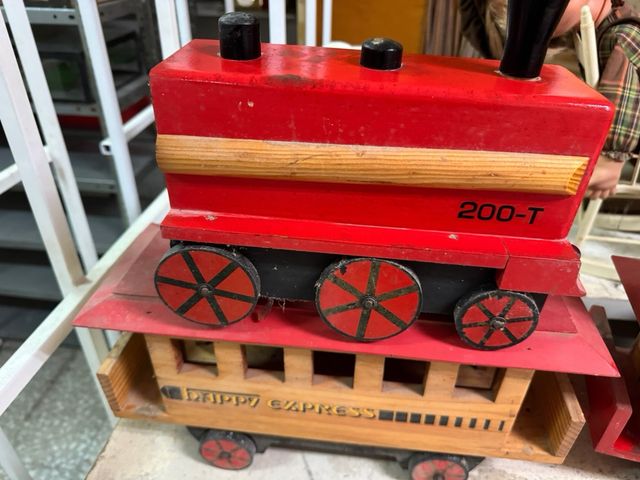Tren de madera antiguo juguete