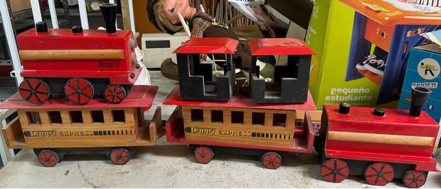 Tren de madera antiguo juguete