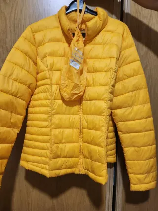 Plumífero amarillo talla L