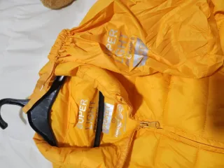 Plumífero amarillo talla L