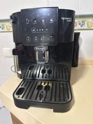 Cafetera DeLonghi Magnífica Start Negra