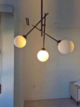 Lámpara colgante moderna cristal y metal.