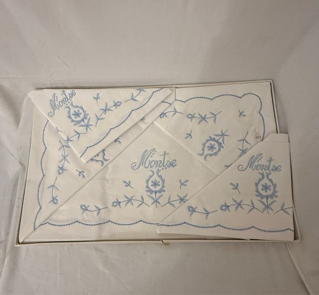 Juego de cama 135 cm bodado azul  y 2 almohadas