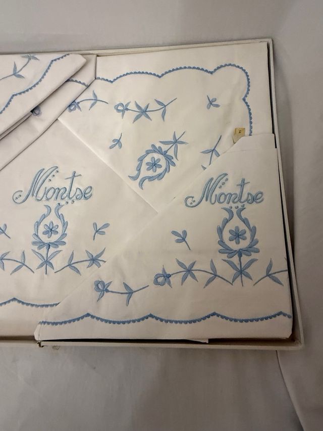 Juego de cama 135 cm bodado azul  y 2 almohadas