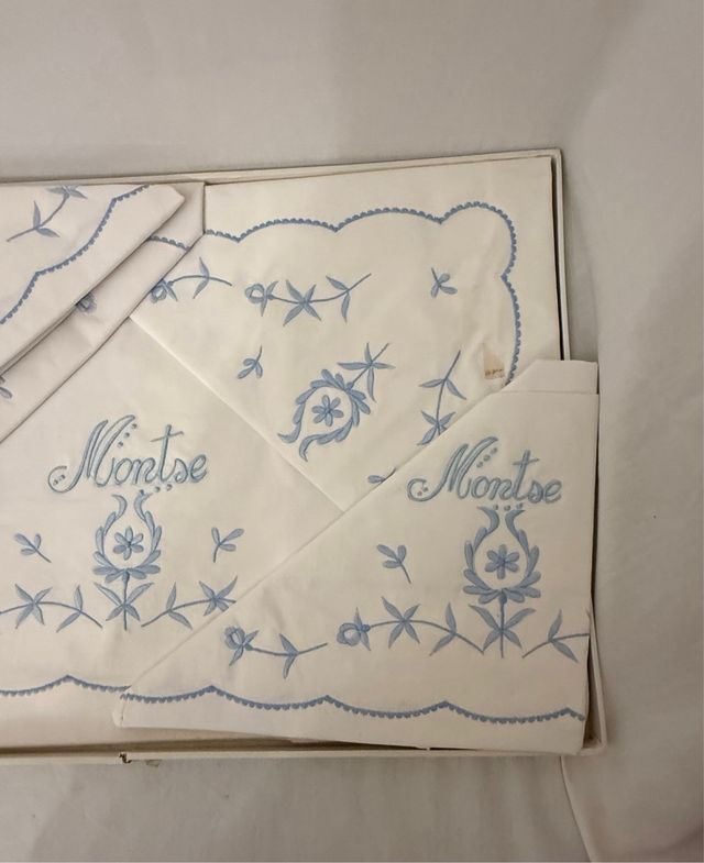 Juego de cama 135 cm bodado azul  y 2 almohadas