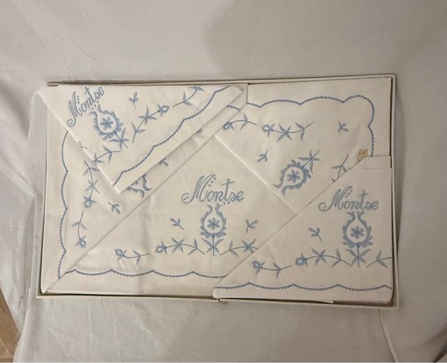 Juego de cama 135 cm bodado azul  y 2 almohadas