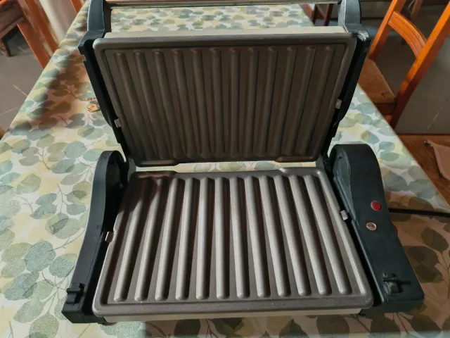 Piastra bistecche ora DeLonghi CG 400