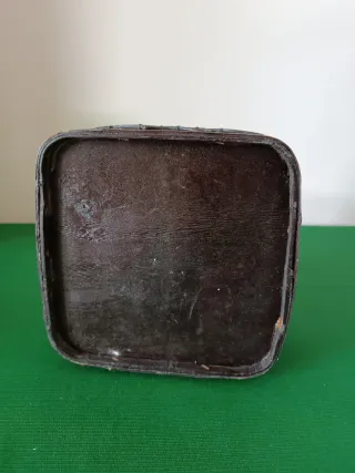 Macetero de madera con asa y detalle