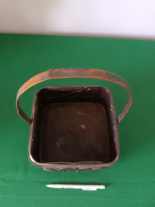 Macetero de madera con asa y detalle