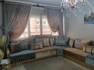 Sofá y cortinas beige y azul