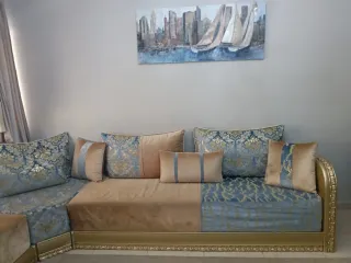 Sofá y cortinas beige y azul