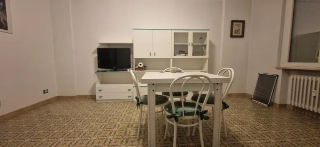 Tavolo e sedie soggiorno bianco