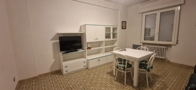 Tavolo e sedie soggiorno bianco